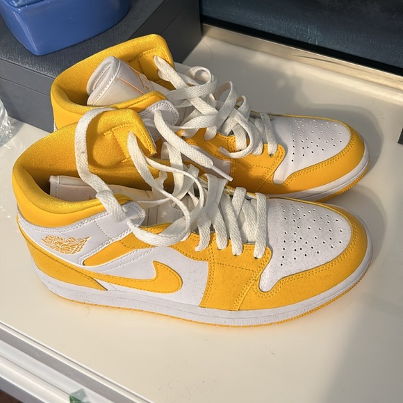 Yellow Jordan 1’s size 8 women. - Picture 2 of 4